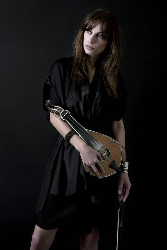 Φιλική συμμετοχή στο τραγούδι: Γεωργία Νταγάκη 