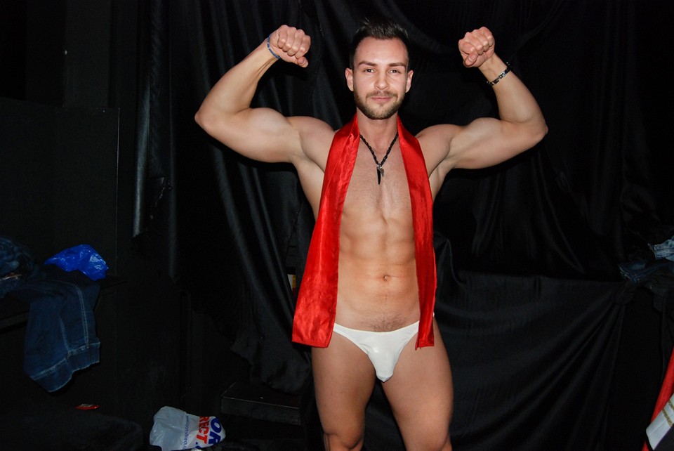 Θέλω να φοράς μόνο το κασκόλ σου. 