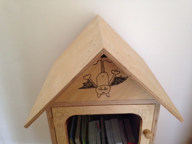 Τι κάνεις όταν δεν έχεις χώρο για άλλα βιβλία; Φτιάχνεις μια μικρή δανειστική βιβλιοθήκη στην αυλή.