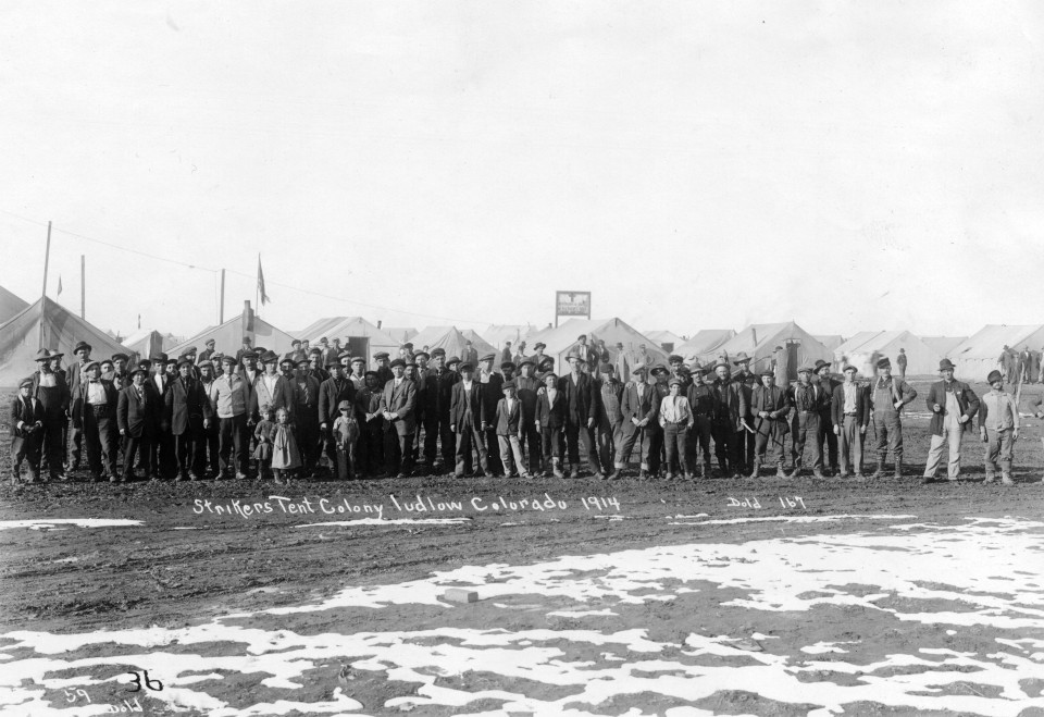Ανθρακωρύχοι σε παραπήγματα του Λάντλοου το 1914.