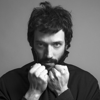 Ανδρέας Κωνσταντίνου: «Παλιά είχε κόστος να είσαι Αριστερός. Τώρα απλά είναι κουλ.»