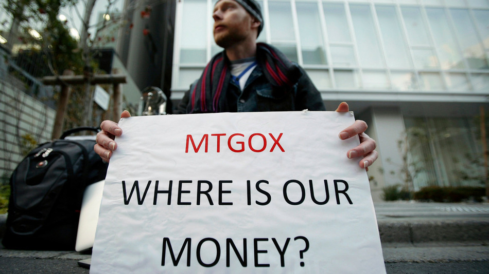 To Mt. Gox, ένα από τα μεγαλύτερα ανταλλακτήρια bitcoin παγκοσμίως, κήρυξε πτώχευση πέρυσι τον Φεβρουάριο. Δημοσιεύματα ήθελαν περί τα 744.000 bitcoins να έχουν «κάνει φτερά» και βέβαια εκείνοι που την πλήρωσαν ήταν οι επενδυτές που δεν πήραν φράγκο.
