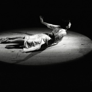 Η «Φεύγουσα κόρη» της Ρηνιώς Κυριαζή είναι μια παράσταση που διαρκεί.