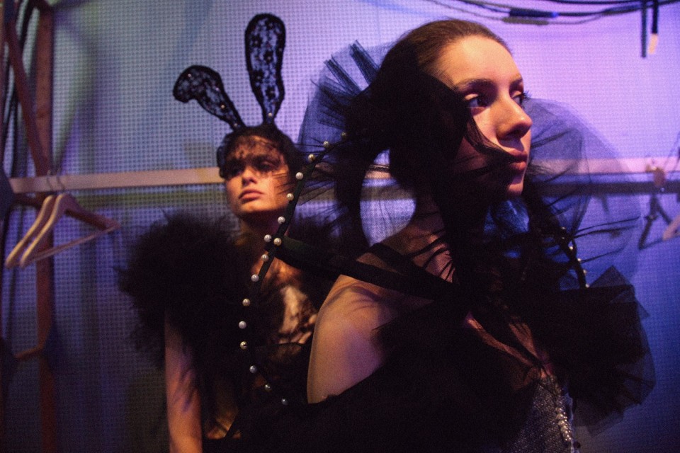 Περιμένοντας το σήμα για να βγουν στο catwalk 