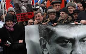 Πλήθος Ρώσων αποχαιρετά τον Νεμτσόφ