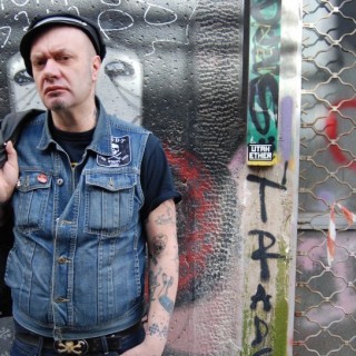 Ο πιο διάσημος rockabilly μπαρμπέρης της Carnaby Street σιχαίνεται τα ’80s κουρέματα (που επανέρχονται στη μόδα)