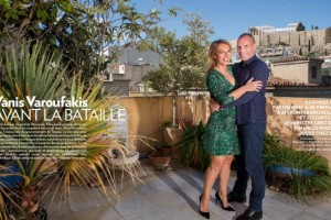 Ο Γιάνης Βαρουφάκης φωτογραφίζεται για το Paris Match και τα social media παίρνουν φωτιά