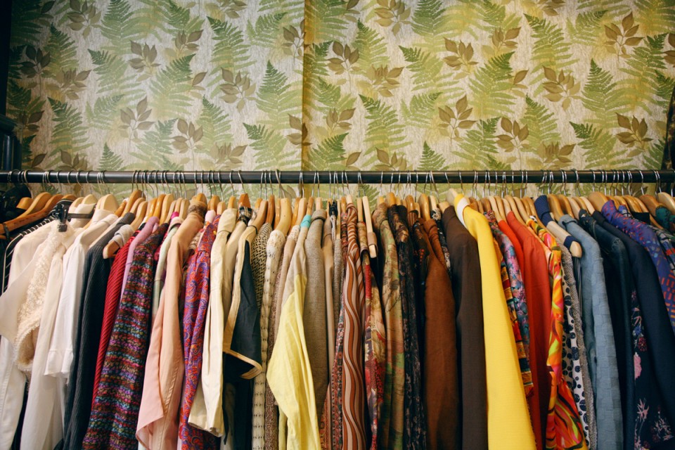 Μέχρι και η ταπετσαρία είναι εξωτική στο κατάστημα της Αγγελικής 