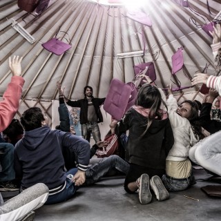 Η Ιόλη Ανδρεάδη ταξιδεύει με ένα καραβάνι και μαθαίνει στους ανθρώπους να αφηγούνται τις ιστορίες τους