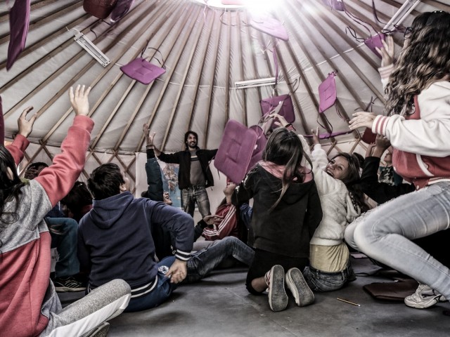 Η Ιόλη Ανδρεάδη ταξιδεύει με ένα καραβάνι και μαθαίνει στους ανθρώπους να αφηγούνται τις ιστορίες τους