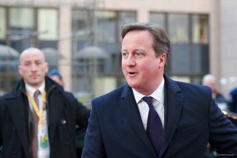 Ο Ντέιβιντ Κάμερον έχει επιλέξει ως κεντρική προεκλογική στρατηγική του την έντονη κριτική ενάντια στον Εντ Μίλιμπαντ για πολιτικό φλερτ του τελευταίο με τη Νίκολα Στάρτζεον.