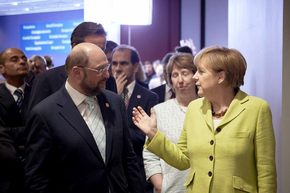 Αδιαμφισβήτητη στη Γερμανία, πανίσχυρη στην Ευρώπη. Η Άνγκελα Μέρκελ με τον Γερμανό Σοσιαλδημοκράτη Μάρτιν Σουλτς.