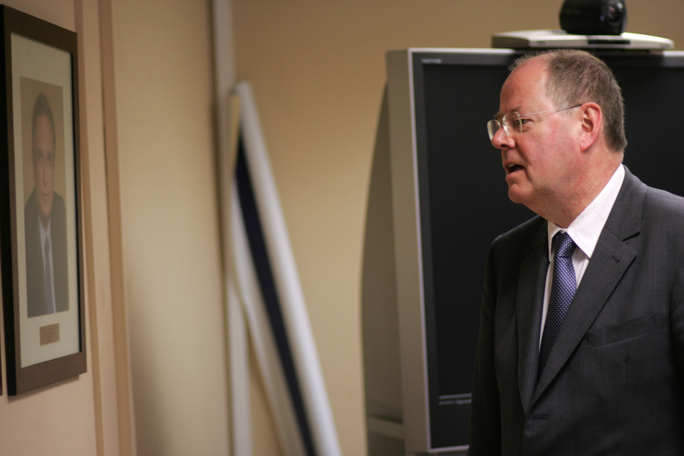 O Περ Στάινμπουργκ υπήρξε ένα από τα «πολιτικά θύματα» της Μέρκελ. Ηγήθηκε της προεκλογικής καμπάνιας του SPD το 2013, όταν το Σοσιαλδημοκρατικό Κόμμα ηττήθηκε με μεγάλη διαφορά από τους Χριστιανοδημοκράτες. Το αποτέλεσμά του ήταν η αποχώρηση από την ηγεσία του κόμματος.