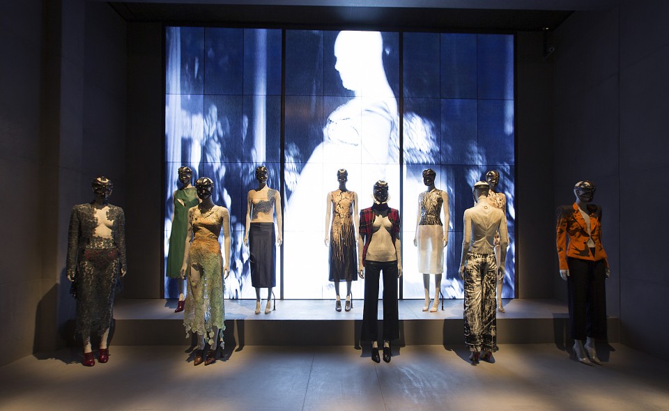 1-_installation_view_of_london_gallery_alexander_mcqueen_savage_beauty_at_the_va_c_victoria_and_albert_museum_london