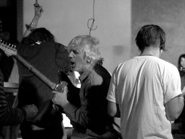16 εικόνες από τη συναυλία του Lee Ranaldo που μοιάζουν βγαλμένες από τα πρώτα, ανατρεπτικά χρόνια των Sonic Youth