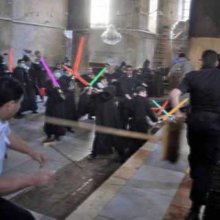 Όταν σε χτυπούν στο ένα μάγουλο, γύρνα και σάπισέ τους στο ξύλο.