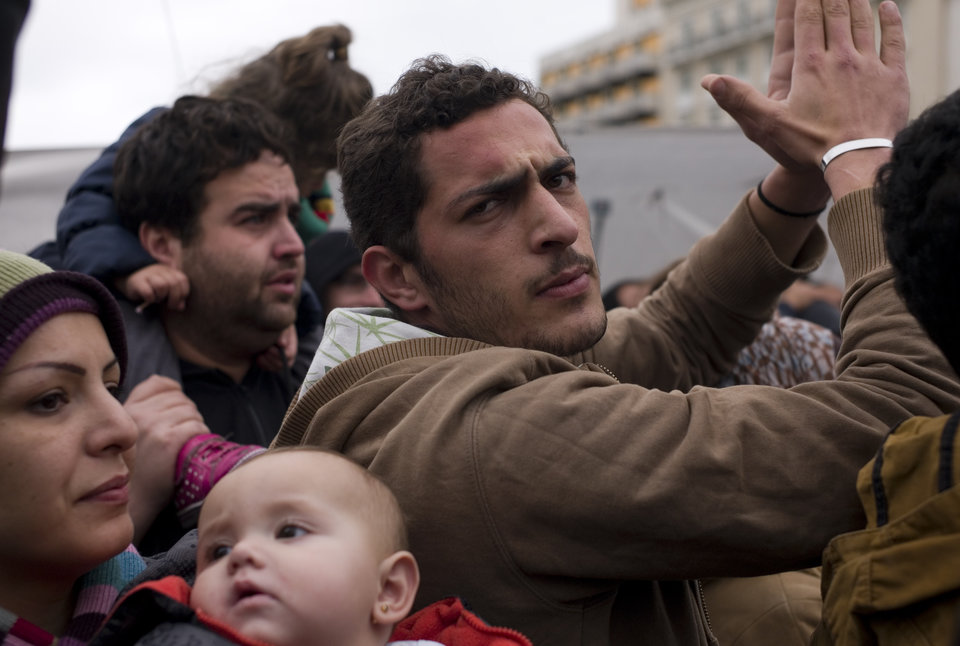 Σύριοι πρόσφυγες διαμαρτύρονται έξω από το Κοινοβούλιο για την απομάκρυνση τους από την πλατεία Συντάγματος, 9 Δεκεμβρίου 2014.