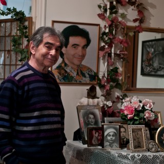 Ο Τέρης Χρυσός έχει πέντε διαφορετικές σελίδες στο Facebook