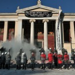 Εικόνες από τα επεισόδια στα Προπύλαια