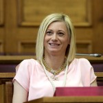 Ενώ συμβαίνουν διάφορα, η Ραχήλ Μακρή ακούει  Iron Maiden