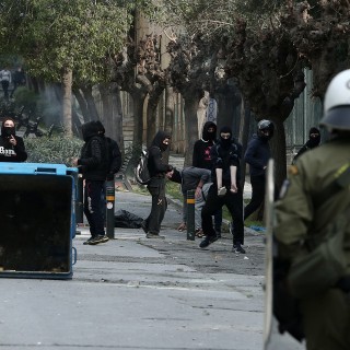 Κατάργηση του νόμου που απέδιδε αυστηρές ποινές σε όσους κάλυπταν τα χαρακτηριστικά τους σε διαδηλώσεις