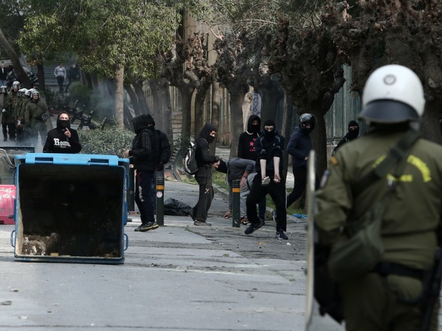 Κατάργηση του νόμου που απέδιδε αυστηρές ποινές σε όσους κάλυπταν τα χαρακτηριστικά τους σε διαδηλώσεις