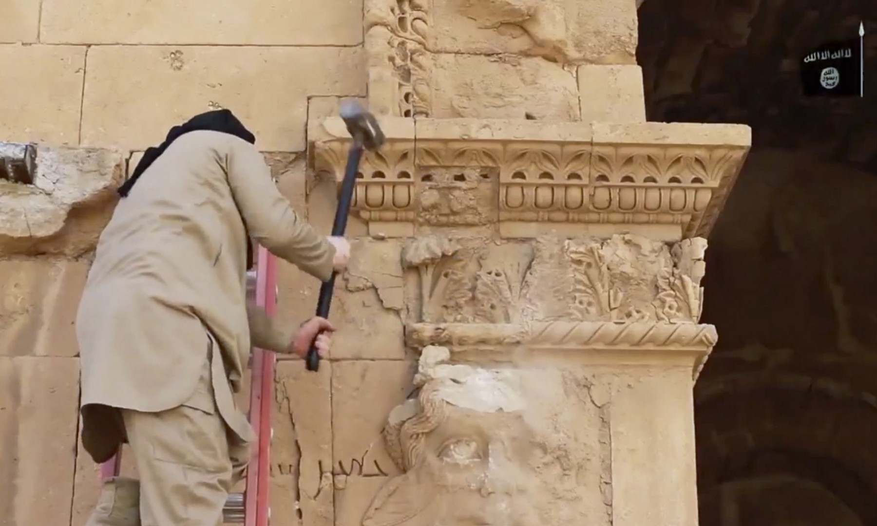 Μαχητής του ISIS καταστρέφει αρχαιότητες στην πόλη Χάτρα.