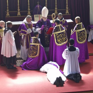 Ποιος υποστηρίζει πως είναι πιο καθολικός από τον Πάπα Φραγκίσκο;