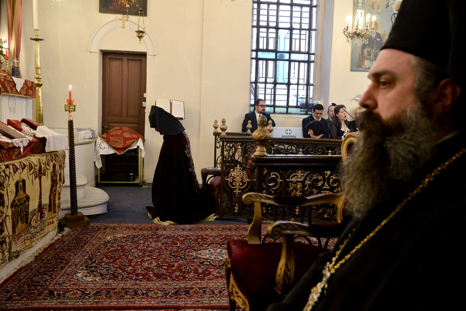 Την περασμένη Πέμπτη αγιοποιήθηκαν στην Αρμενία τα 1,5 εκατομμύρια θύματα της αρμένικης γενοκτονίας. Εδώ η τελετή προς τιμή των θυμάτων στην αρμένικη οθρόδοξη εκκλησία της Θεσσαλονίκης.