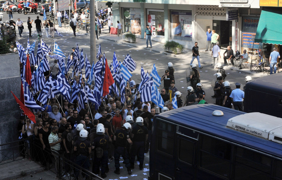 Υποστηρικτές της Χρυσής Αυγής διαδηλώνουν έξω από το Εφετείο Αθηνών, την 3η Ιουλίου 2014.