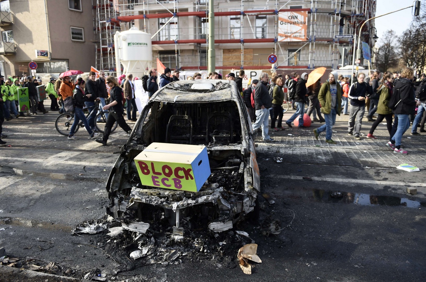 «Μπλοκάρετε την ΕΚΤ» και μαζί της την ευρωπαϊκή πολιτική λιτότητας και την Τρόικα, υποστηρίζει το Blockupy, που ευελπιστεί να γίνει η ευρωπαϊκή εκδοχή του κινήματος «Καταλάβετε τη Wall Street».