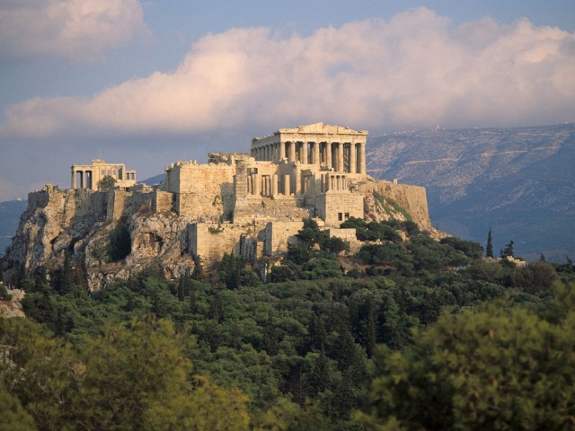 Προσφυγή κατοίκων στο ΣτΕ για την ανέγερση δεκαώροφων κτηρίων γύρω από την Ακρόπολη