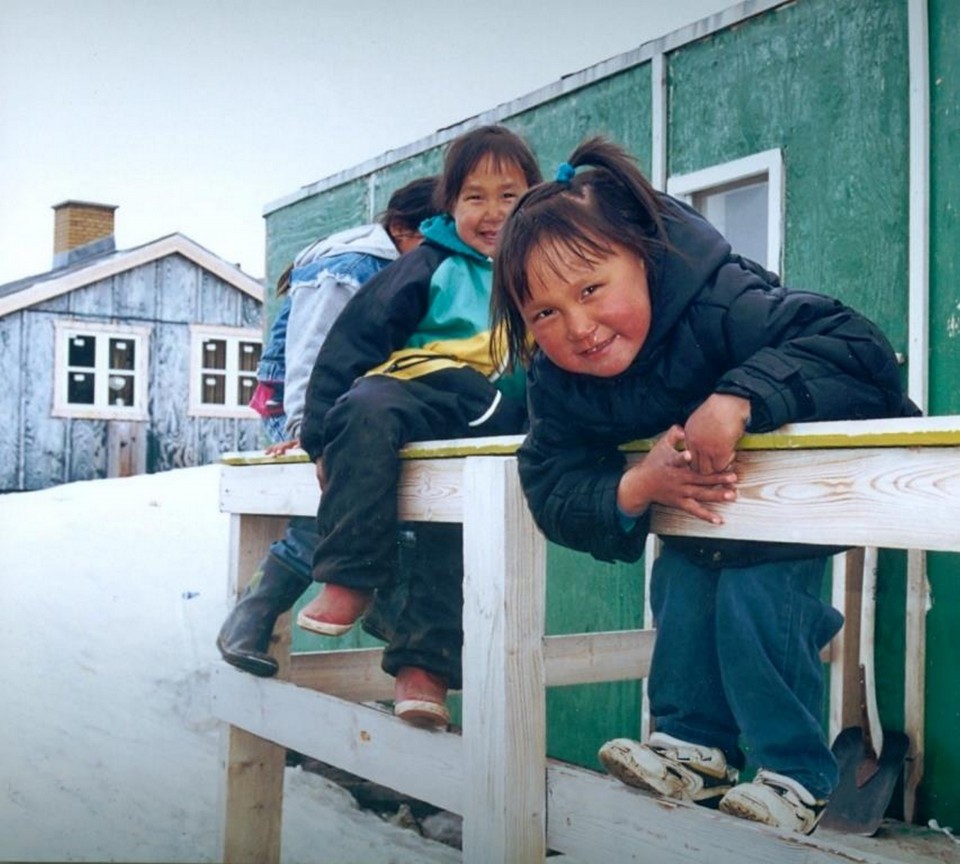 Κοριτσάκια Ινουΐτ, στο Κούλουσουκ της Γροιλανδίας.