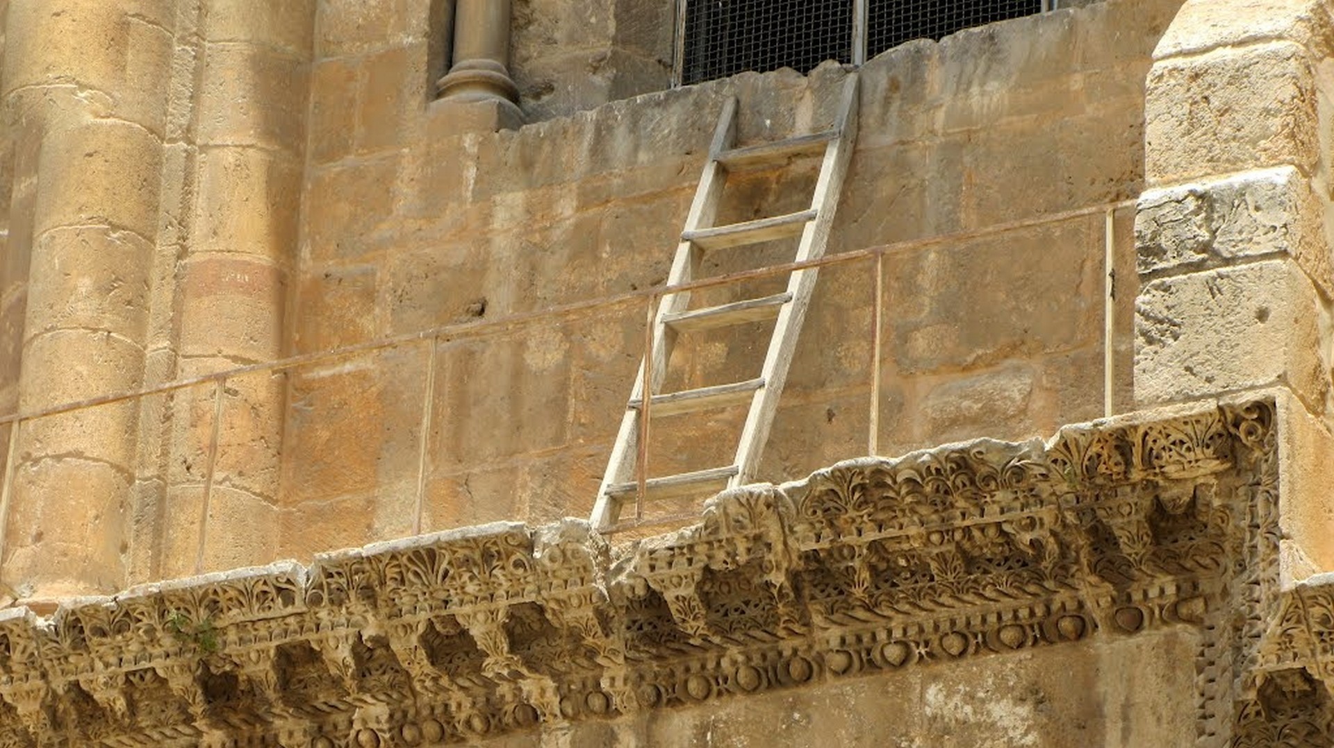 Η περιβόητη σκάλα στο Ναό της Αναστάσεως στα Ιεροσόλυμα. Βρίσκεται στο ίδιο σημείο για τα τελευταία 105 χρόνια.