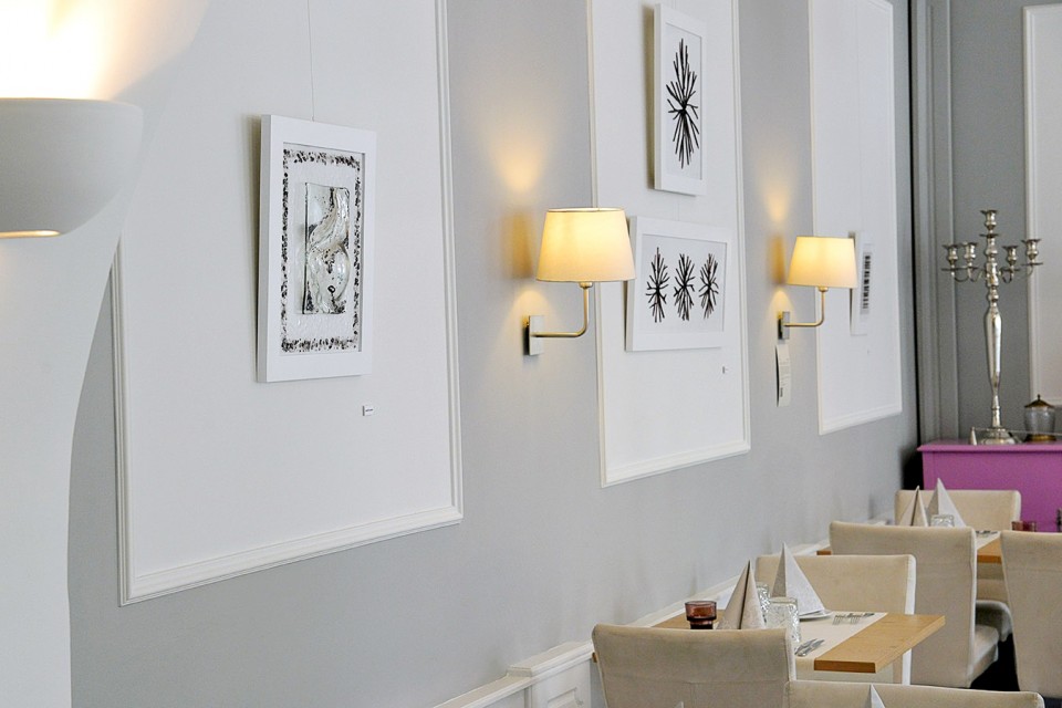 Fusion και βιτρώ. Η έκθεση στο εστιατόριο «Pomo D’Οro» με glass art δημιουργίες της εικαστικού Δήμητρας Μάζη. 