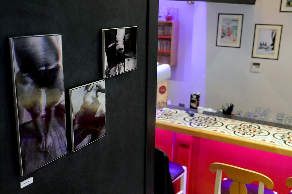 Η έκθεση της Μελίνας Σχινά στο café «Κεντρικόν», φωτογραφία με ψηφιακή επεξεργασία. 