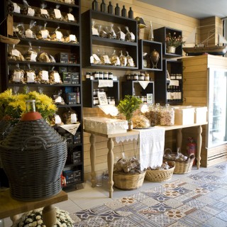 Μια boulangerie κυριολεκτικά «Α Λα Γκρεκ» για τις τελευταίες πασχαλινές σας αγορές