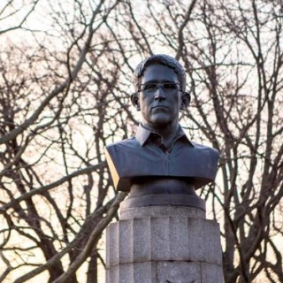 Προτομή του Έντουαρντ Σνόουντεν τοποθέτησαν καλλιτέχνες σε Μνημείο Πολέμου