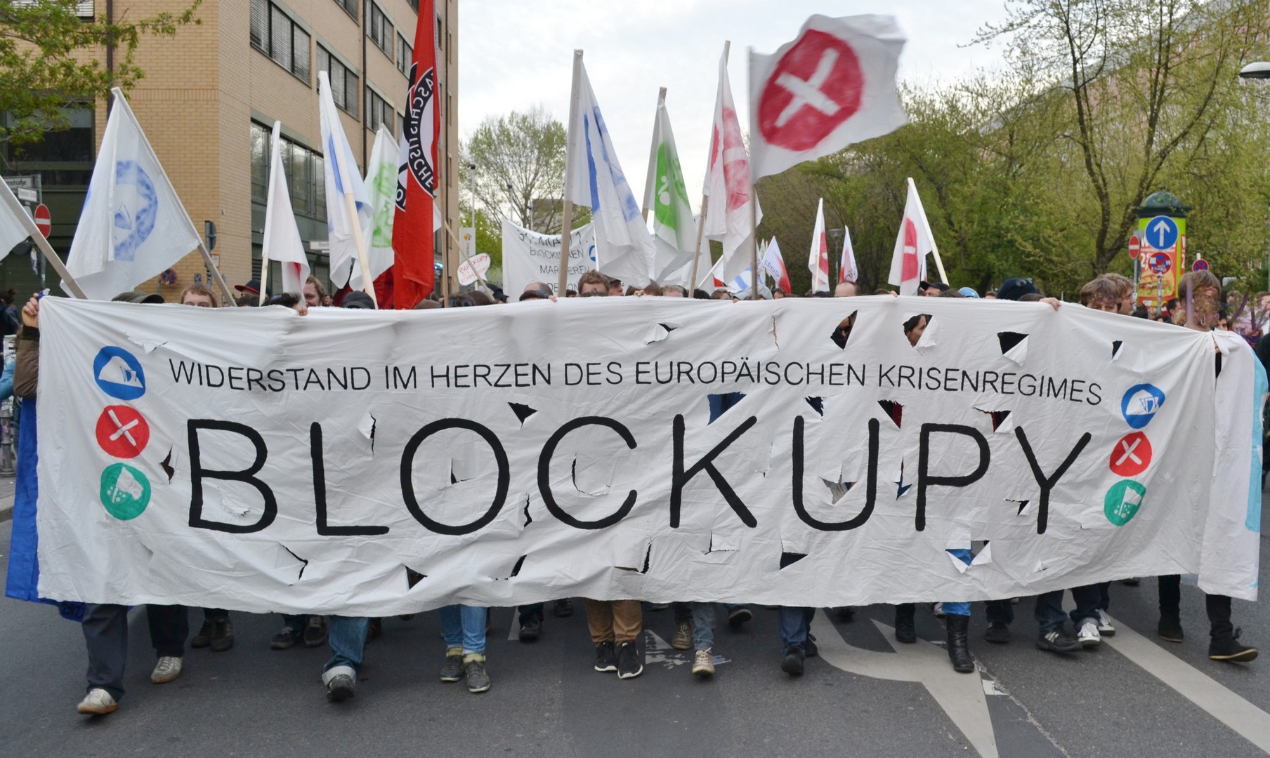 «Αντίσταση στην καρδιά του ευρωπαϊκού καθεστώτος κρίσης», αναφέρει το πανό του Blockupy σε διαδήλωση του κινήματος.