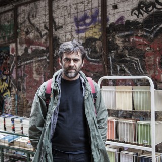 Οι bookarazzi ξέρουν τι διαβάζεις στο μετρό και στο λεωφορείο