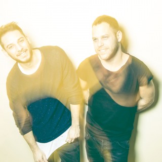 Οι Gus&Bonso μας καλούν να χορέψουμε μαζί τους στο στέκι της Αβραμιώτου