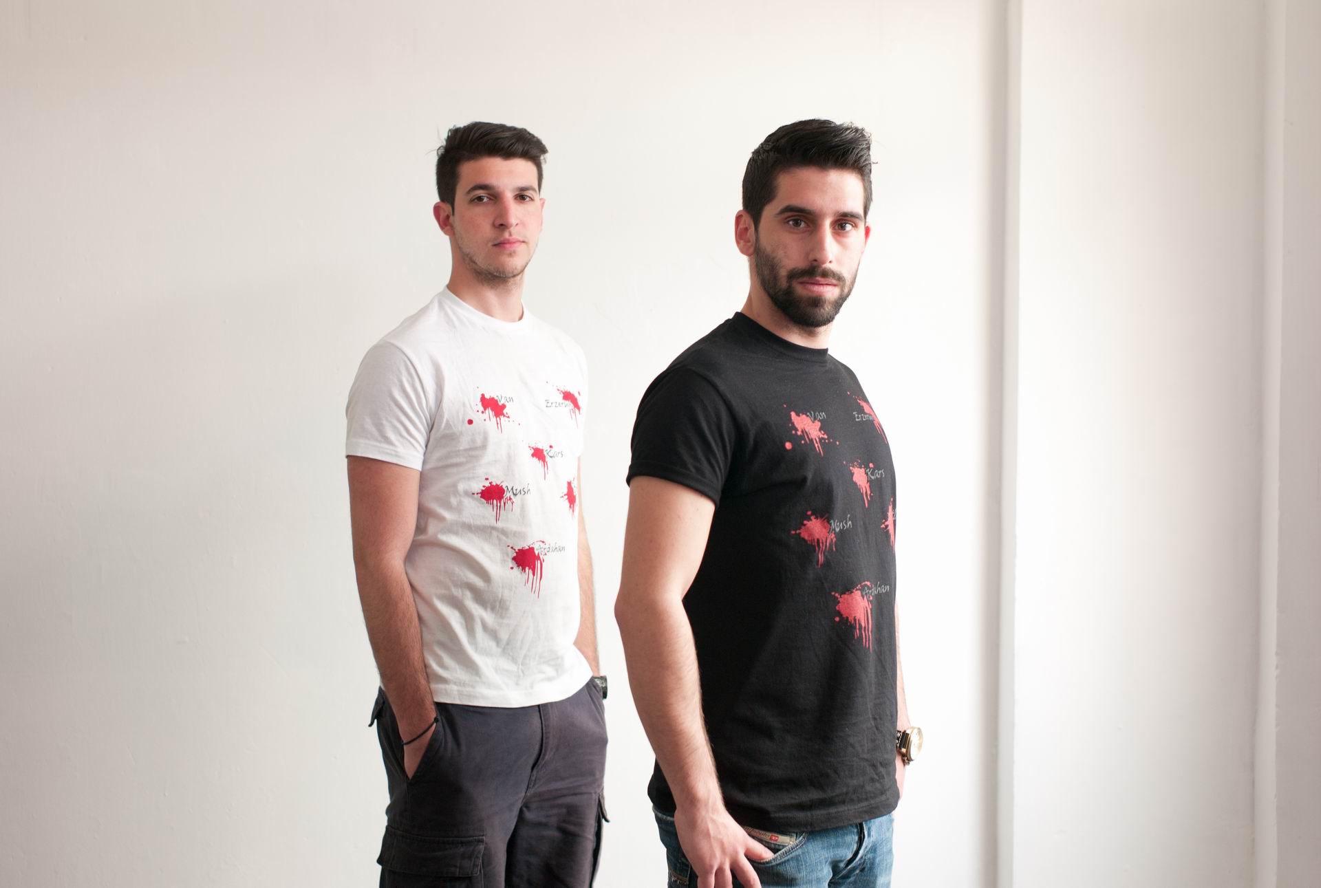 Ο Ραζμίν (αριστερά) και ο Οννίκ (δεξιά) είναι μέλη της Αρμένικης Νεολαίας στην Ελλάδα. Ο Ραζμίν  είναι μέλος της Κεντρικής Επιτροπής της Αρμένικης Νεολαίας, ενώ ο Οννίκ είναι Πρόεδρος της Αρμένικης Νεολαίας Αθήνας.