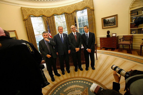 Ο Κρούγκμαν, αν και άσκησε σκληρή κριτική στον Τζορτζ Μπους για την οικονομική πολιτική που ακολούθησε, γίνεται δεκτός στο Λευκό Οίκο μαζί με τους Μάρτιν Τσάλφι και Ρόγκερ Τσίεν που κέρδισαν το Νόμπελ χημείας.