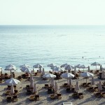 Τέλος οι ξαπλώστρες και τα τραπεζάκια πάνω στο κύμα