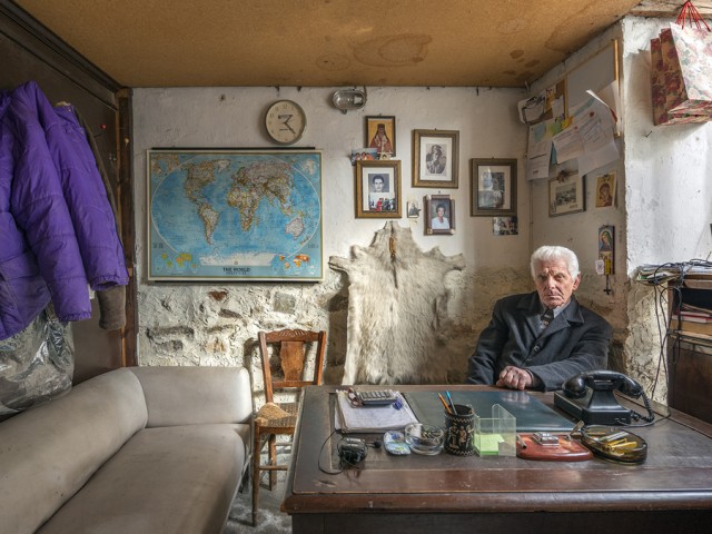 Τι δουλειά έχει στη Βενετία ένα ολόκληρο μαγαζί του Βόλου με τομάρια ζώων;