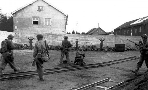 Στις 29 Απριλίου 1945 οι Αμερικανοί απελευθερώνουν τους έγκλειστους στο Νταχάου.