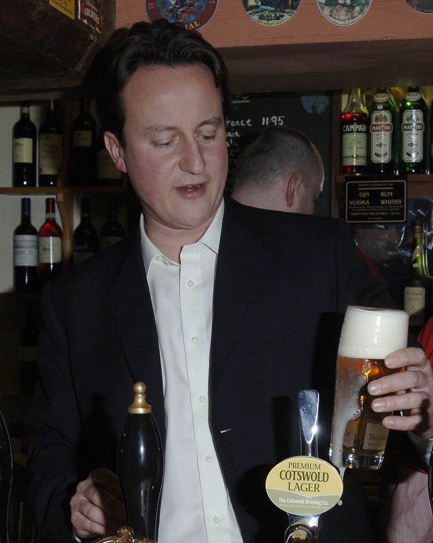 Έτσι για να μη νομίζει ο Φάρατζ ότι μόνο αυτός ξέρει να πίνει μπύρες.