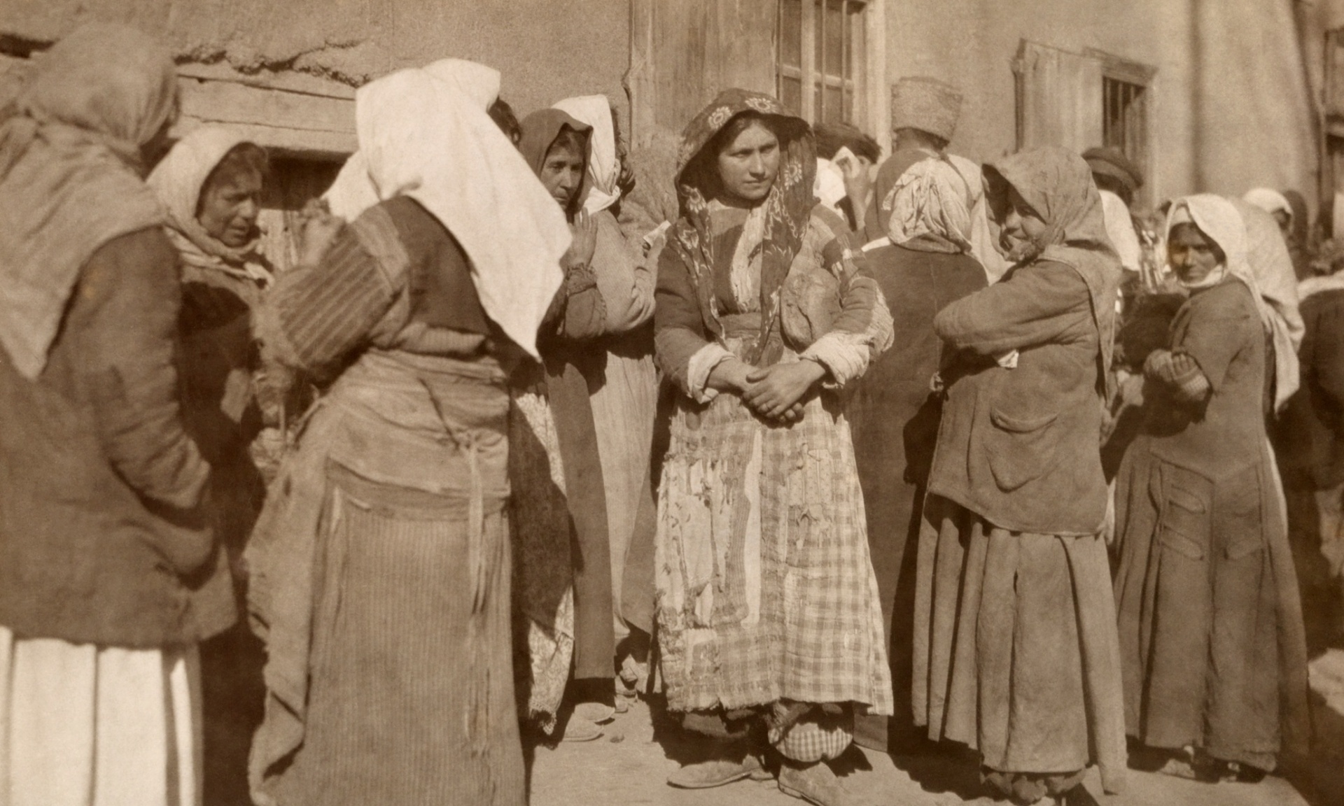 Επιζήσαντες της αρμένικης γενοκτονίας, 1919. Σήμερα συμπληρώνονται 100 χρόνια και μία μέρα από την έναρξη των τουρκικών ωμοτήτων.