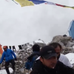 Βίντεο κατέγραψε τη στιγμή που χιονοστιβάδα χτύπησε τους ορειβάτες στο Έβερεστ