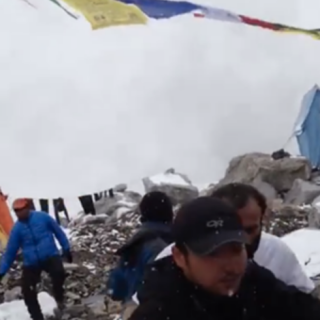 Βίντεο κατέγραψε τη στιγμή που χιονοστιβάδα χτύπησε τους ορειβάτες στο Έβερεστ